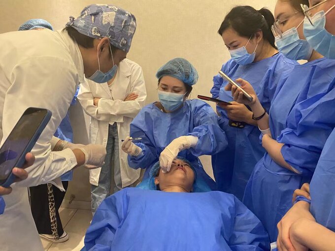 竞争加剧、商誉激增、存货创新高爱美客现半年报“首降”(图1)