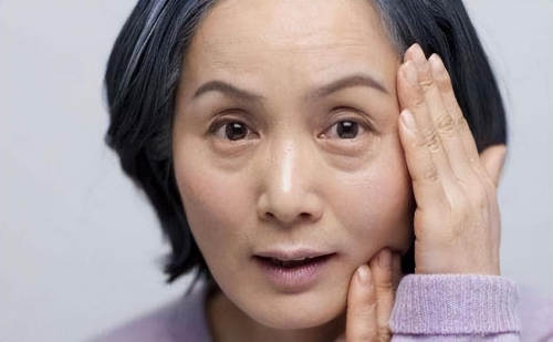 破解50+熟龄肌的沉默需求黛安蒂以“懂得”重塑孝心礼单(图1)