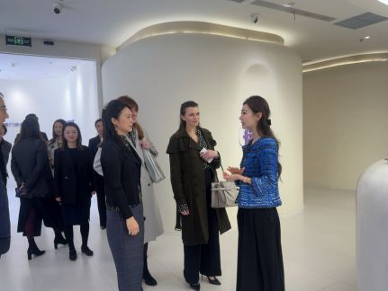 “妆械联合”引领行业新纪元雅诗兰黛倩碧全球高管团队参访翻范时尚医美(图1)
