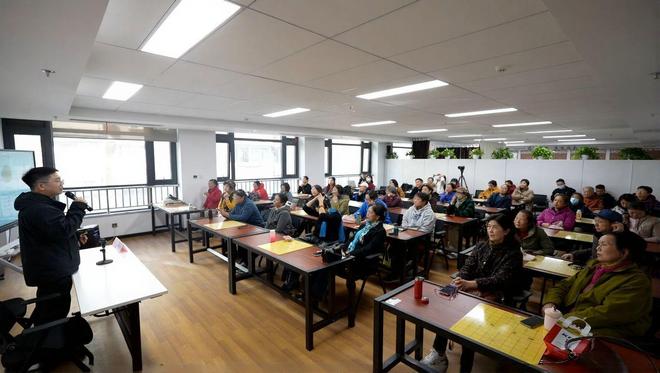 “懂养生·享生活·送健康”公益科普大讲堂走进南京市职工老年大学共筑银龄健康绚烂未来(图4)